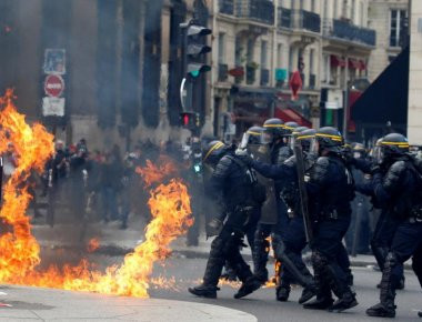 Στα «κάγκελα» οι Γάλλοι: Φωτιές και δακρυγόνα στις διαδηλώσεις για την εργατική Πρωτομαγιά (φωτό & βίντεο)